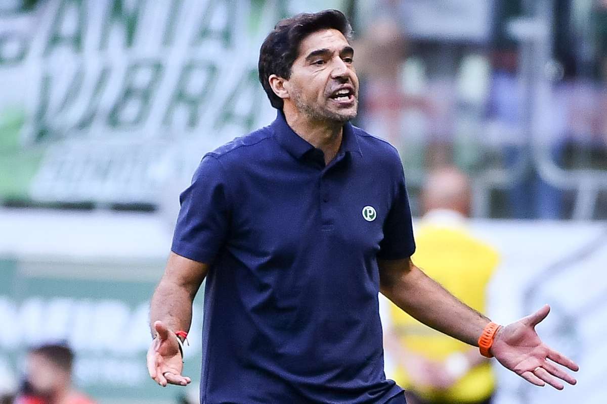 Abel Ferreira castigado por chutar microfone na Libertadores
