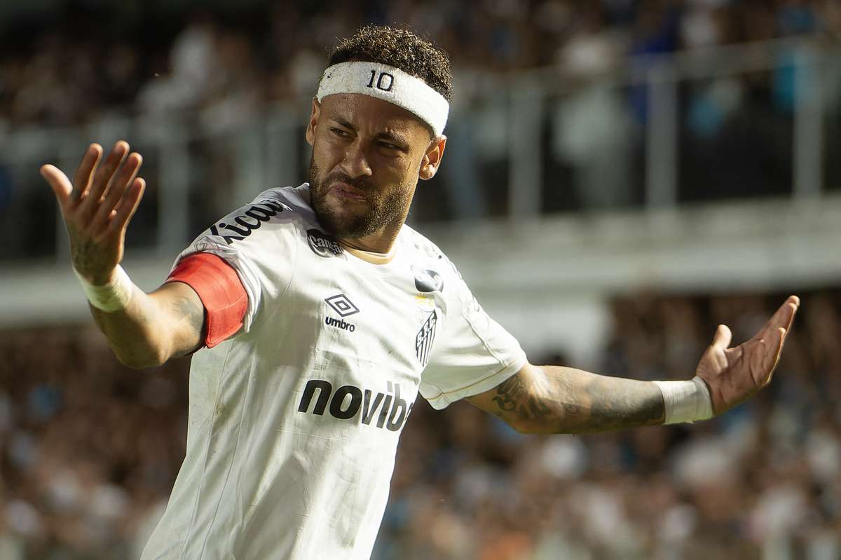 Neymar sente lesão em Santos x Palmeiras e sai no intervalo