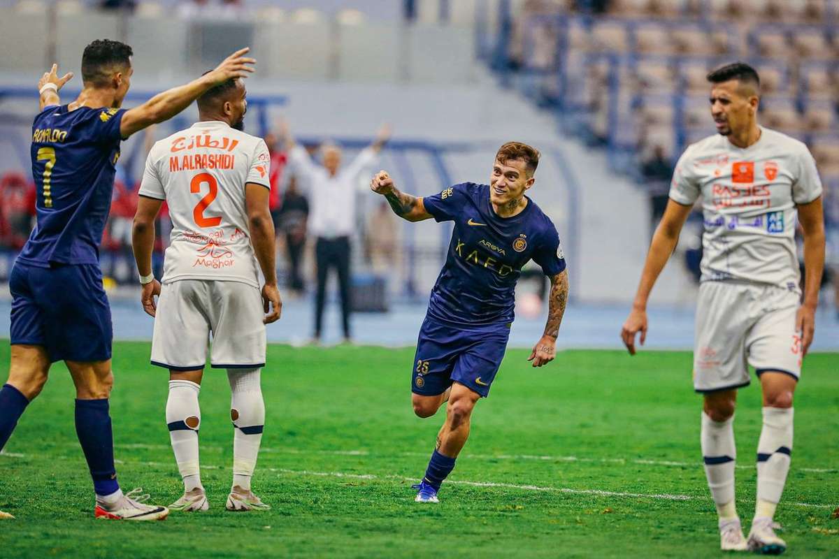 Otávio (Al-Qadsiah) a caminho do Al-Rayyan