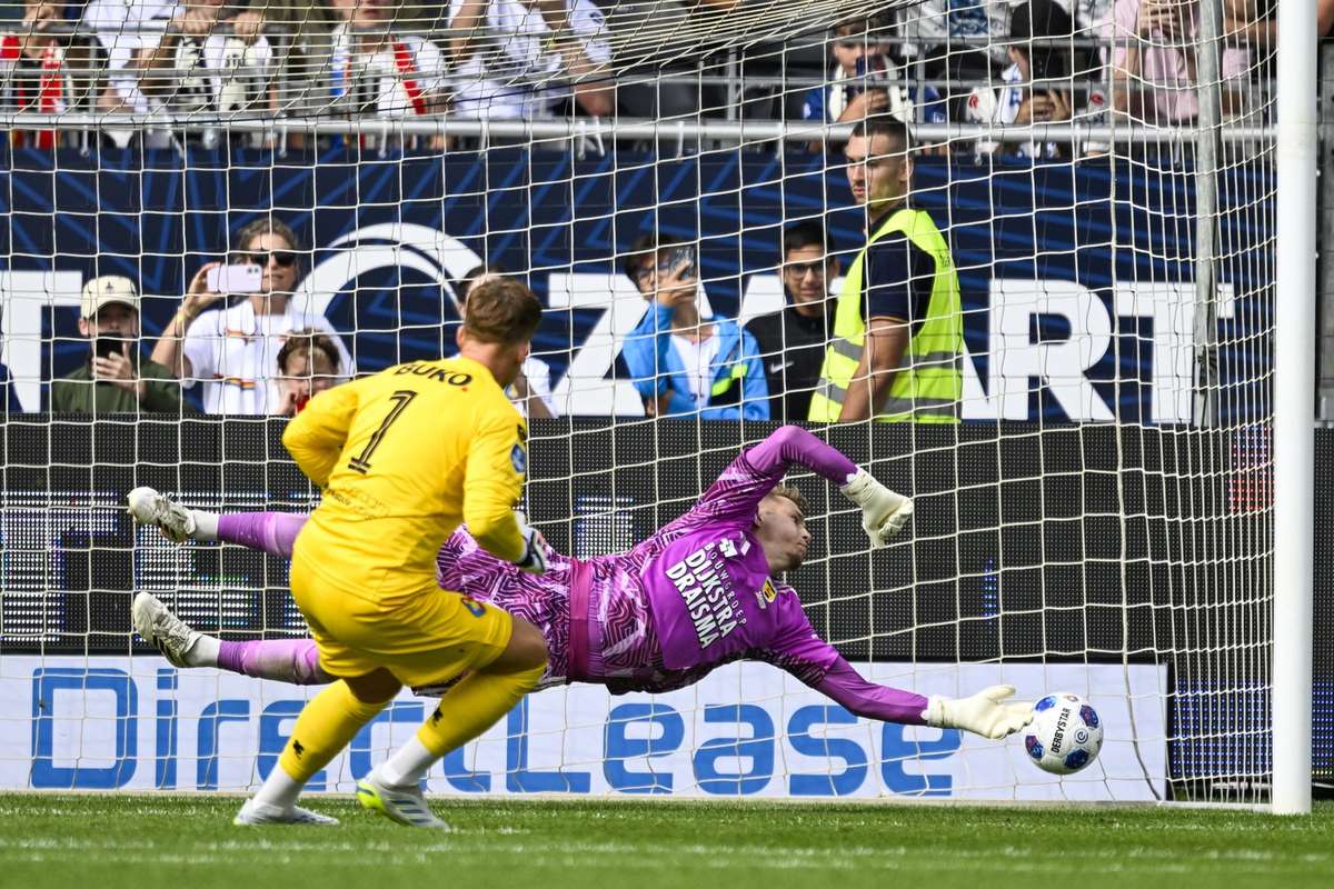 Goalkeeper scores twice, including 101st-minute equaliser to save draw for 10-man Telstar