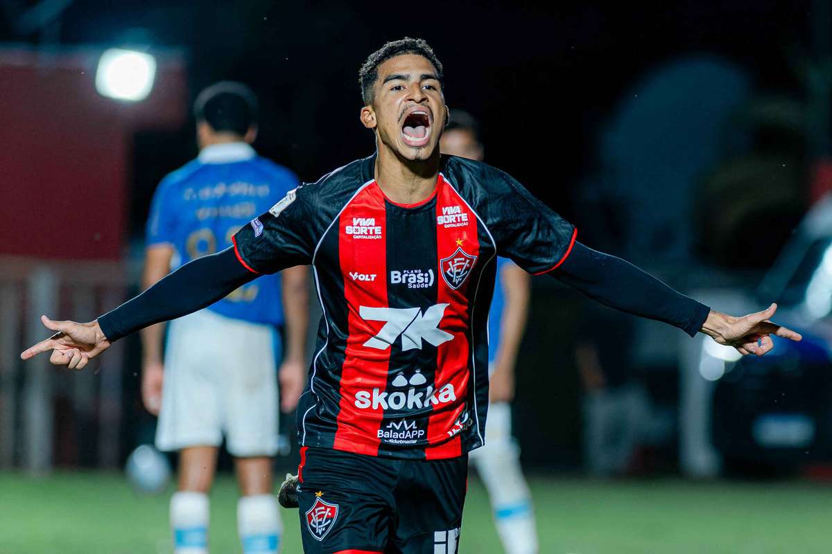 Vitória espanta má fase, bate Grêmio em confronto direto e deixa Imortal próximo do Z4