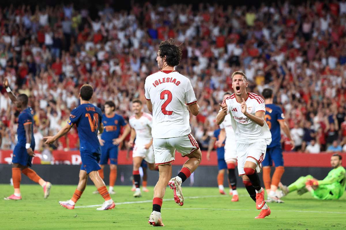 Sevilla move into LaLiga top four after Iglesias nets late winner against Valencia