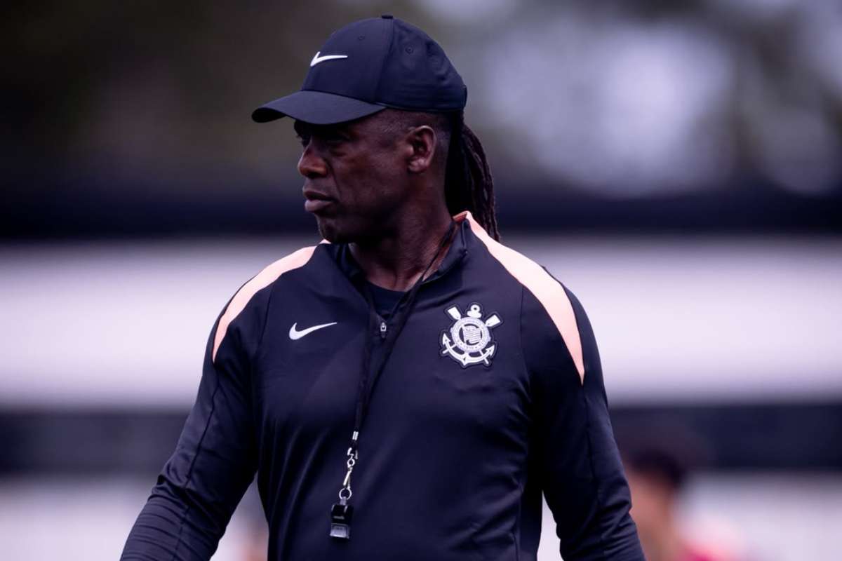 Seedorf inicia trabalho no Corinthians e já propõe mudanças no CT
